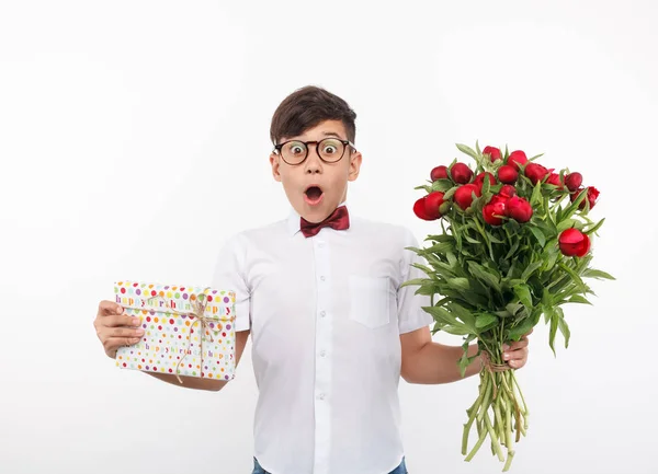 Şok çocukla hediye ve çiçek — Stok fotoğraf