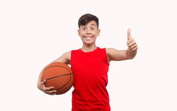 Rapaz alegre com bola gesticulando polegar para cima — Fotografia de Stock