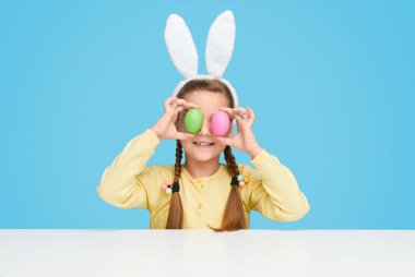 Paskalya yumurtaları yakınındaki gözleri ile kız