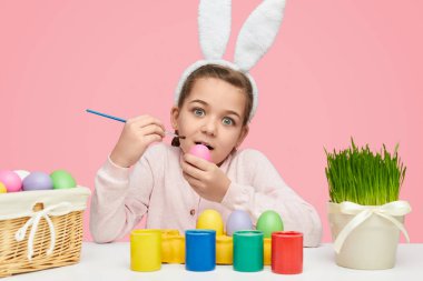 Hayran kız Paskalya yumurta boyama