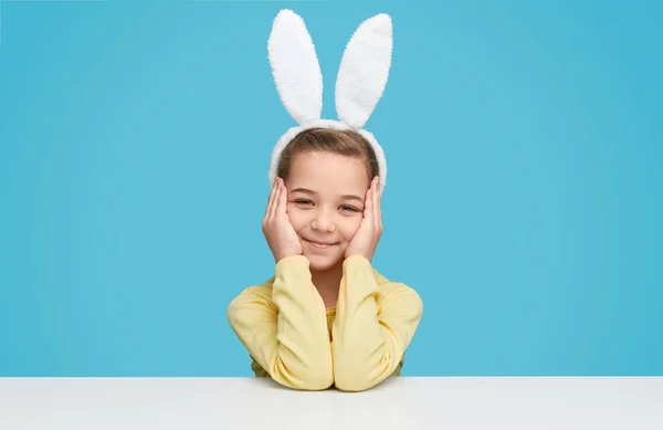 Gadis cantik mengenakan telinga kelinci — Stok Foto