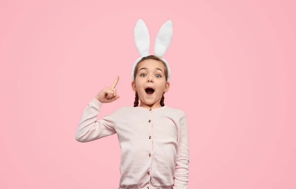 兴奋的女孩在兔子耳朵有伟大的想法 — 图库照片