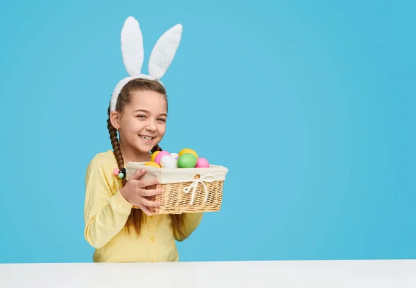 Chica alegre con cesta de huevos de Pascua — Foto de Stock