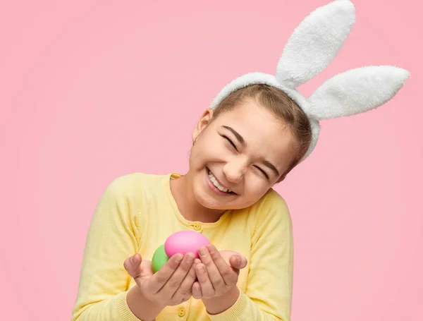 Chica feliz sosteniendo huevos de Pascua de colores — Foto de Stock
