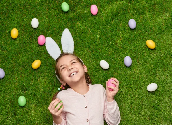 Desde Arriba Adorable Chica Con Orejas Conejo Sosteniendo Huevos Pascua — Foto de Stock
