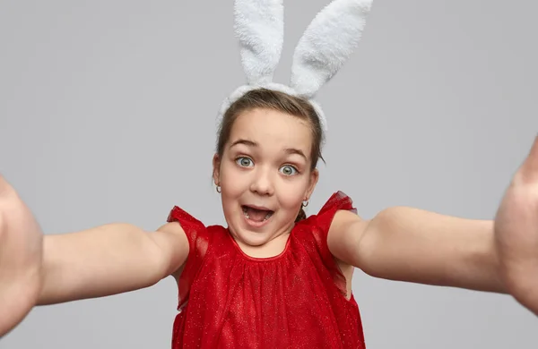 Brillante ragazza in coniglietto orecchie prendere selfie — Foto Stock