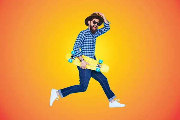 Moderne Energetische Mens Plaid Shirt Zonnebril Dragen Van Hoed Tijdens — Stockfoto