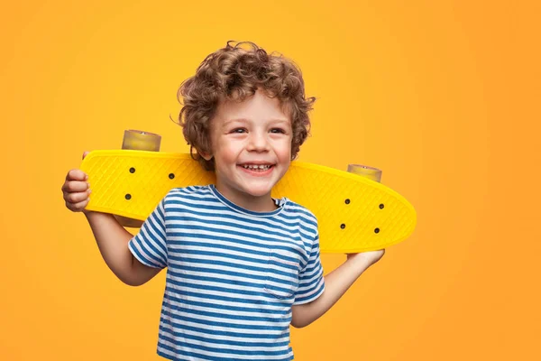Charmante jongen met heldere longboard — Stockfoto