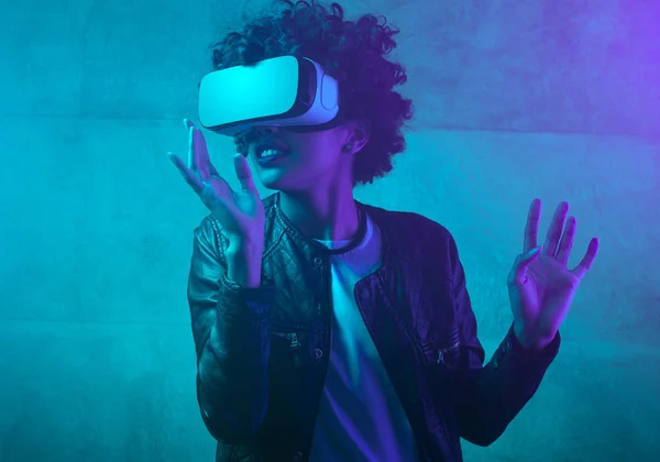 Hedendaagse vrouw in Vr headset in neon licht — Stockfoto