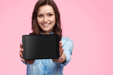 Kolay kadın gösteren küçük tablet