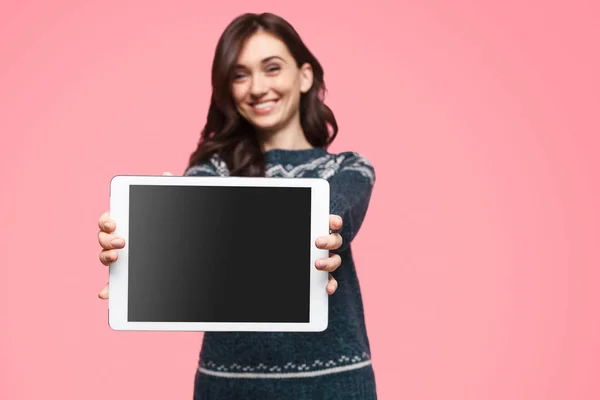 Mulher feliz mostrando tablet com tela preta — Fotografia de Stock