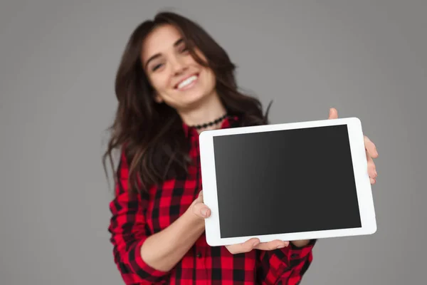 Mulher bonito demonstrando tablet — Fotografia de Stock