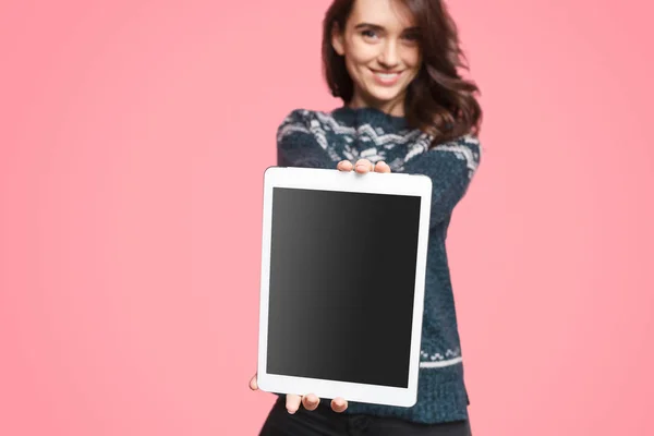 Mulher encantadora apresentando tablet para câmera — Fotografia de Stock