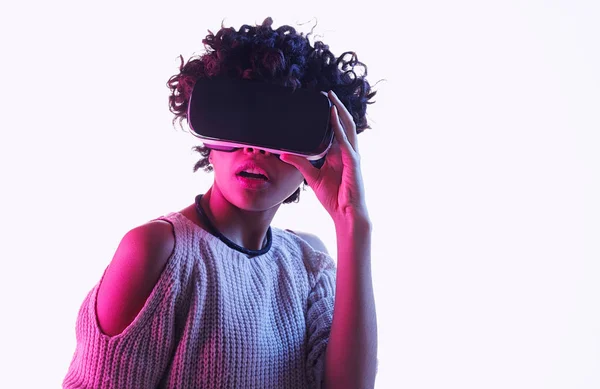 Sorprendido negro adolescente chica explorar virtual realidad — Foto de Stock