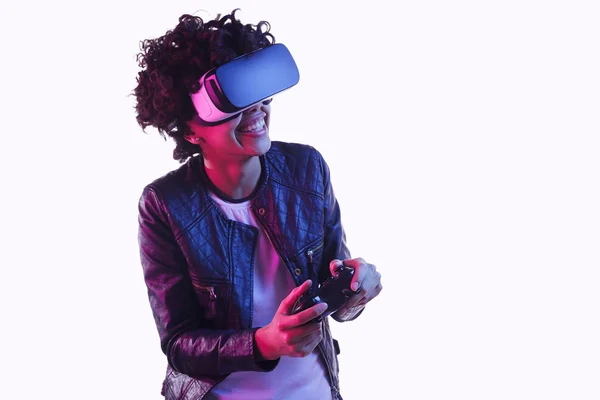 Juegos Adolescente negro alegre jugando VR juego — Foto de Stock