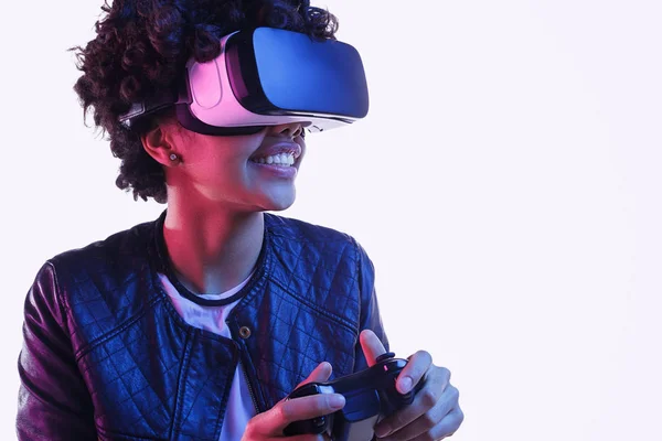 Juegos Adolescente negro alegre jugando VR juego — Foto de Stock