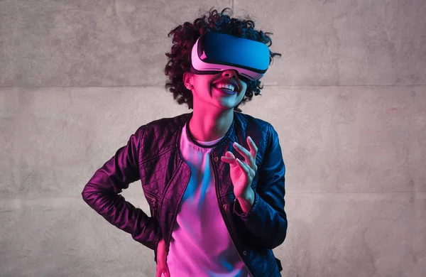 Adolescente alla moda in VR auricolare ridere — Foto Stock