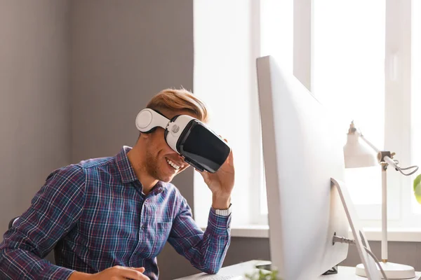 Homem sorridente em óculos VR trabalhando no escritório — Fotografia de Stock