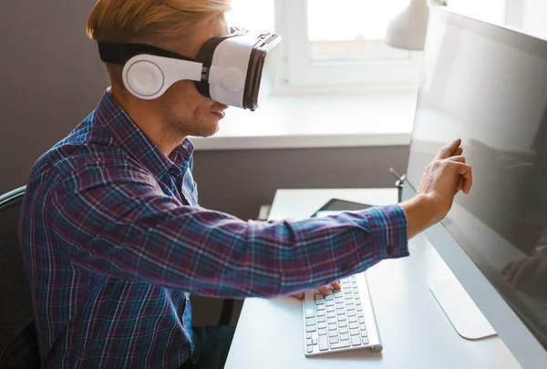 Homem em óculos VR tocando monitor de computador — Fotografia de Stock