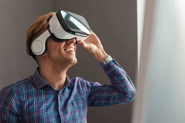 Sorrindo cara em óculos VR olhando para cima — Fotografia de Stock