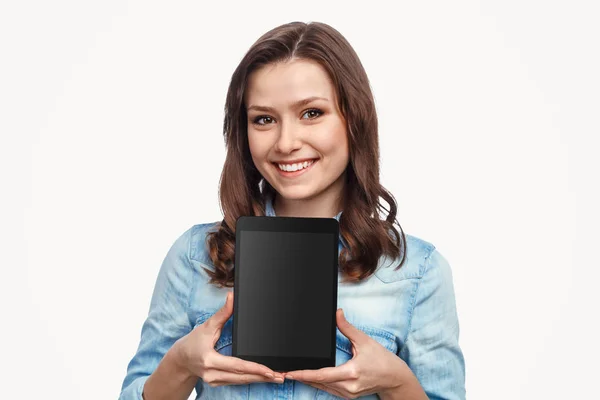 Mulher bonita demonstrando tablet pequeno — Fotografia de Stock