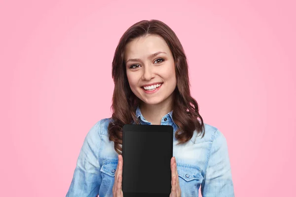 Alegre dama demostrando tableta — Foto de Stock