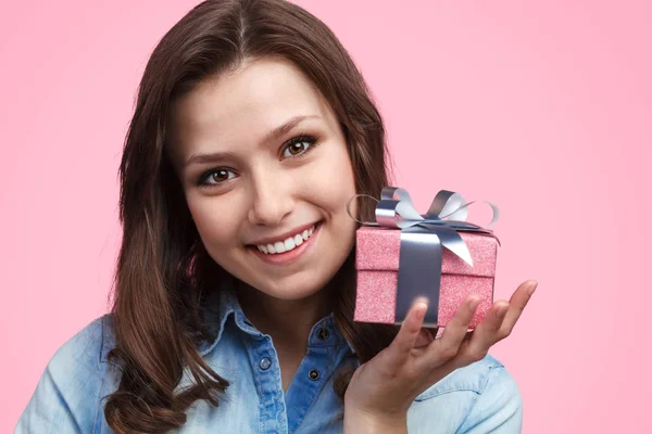 Dame mignonne avec boîte cadeau — Photo