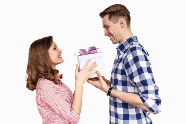 Fröhliche Frau schenkt Freund Geschenk — Stockfoto
