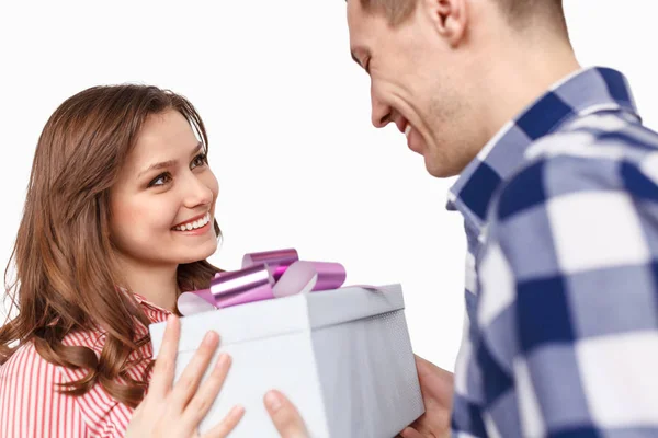 Sorrindo mulher dando presente ao namorado — Fotografia de Stock