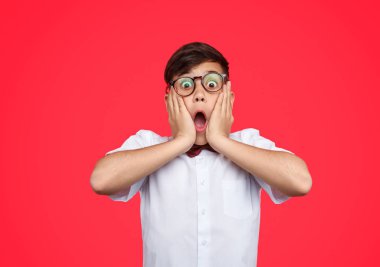 Kameraya bakarak şok okul çocuğu