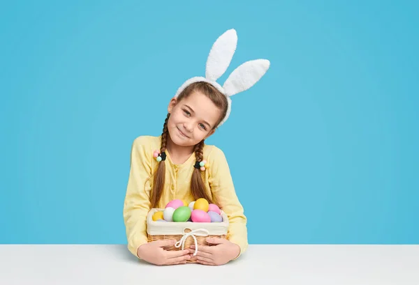 Jolie fille avec des œufs de Pâques colorés — Photo