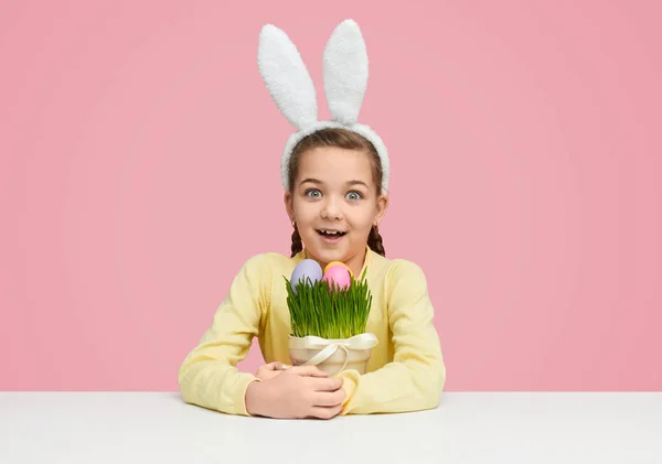 Chica sorprendida con hierba en maceta y huevos de Pascua — Foto de Stock