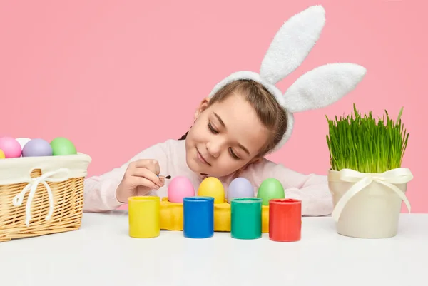 Chica soñando para colorear huevos para vacaciones de Pascua — Foto de Stock