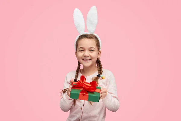 Gadis manis memberikan hadiah Paskah — Stok Foto