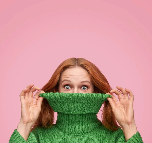 Αστεία γυναίκα τράβηγμα πουλόβερ λαιμό — Φωτογραφία Αρχείου