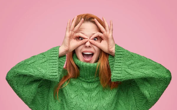 Menina ruiva brincalhão fazendo máscara com os dedos — Fotografia de Stock