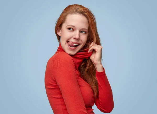 Ginger kvinna slickar läpparna — Stockfoto