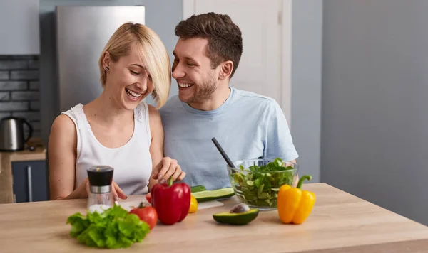 浪漫的夫妇制作健康沙拉 — 图库照片