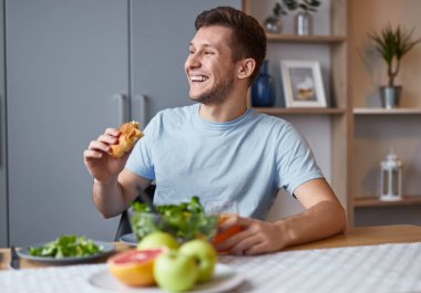 Sağlıklı kahvaltı neşeli adam