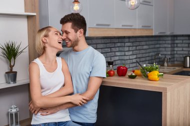 Sevgi dolu çift mutfak kucaklayan 