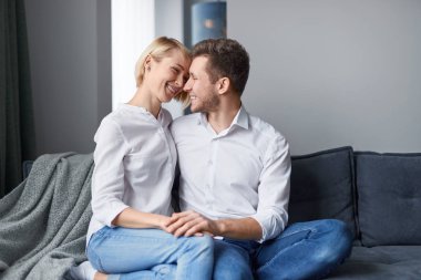 Romantik kadın ve adam kanepede sarılma 