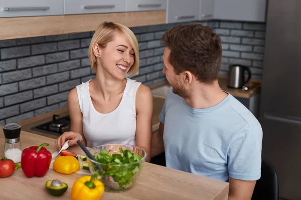 Zufriedenes Paar bereitet gemeinsam Gemüsesalat zu — Stockfoto