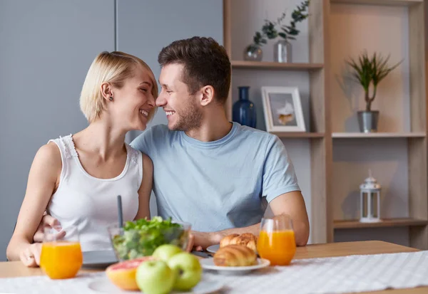 Casal afetuoso desfrutando de refeição saudável e deliciosa — Fotografia de Stock