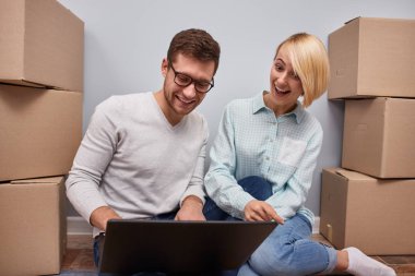 Paketleri yakınındaki dizüstü kullanarak çift