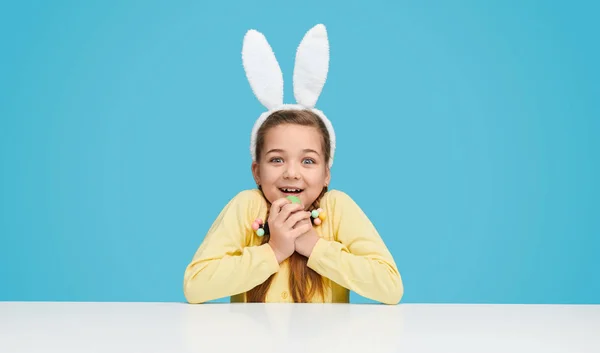 Chica sorprendida con huevo de éster — Foto de Stock