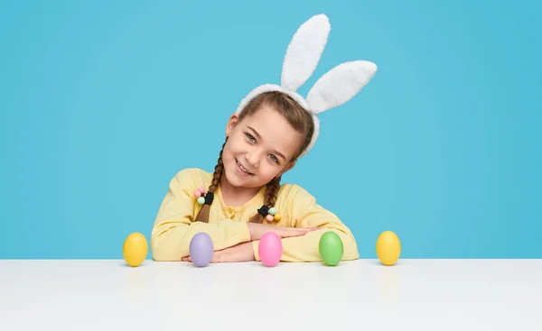 Niña en orejas de conejo con huevos de Pascua — Foto de Stock