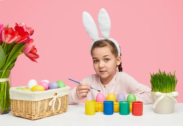 Hermosa niña para colorear huevos — Foto de Stock