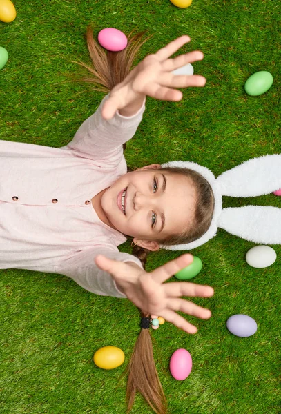 Gadis bermain-main di padang rumput dengan telur Paskah — Stok Foto