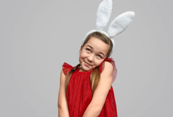 Coquettish gadis kecil di telinga kelinci — Stok Foto