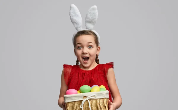 Chica emocionada con cesta de huevos de Pascua — Foto de Stock